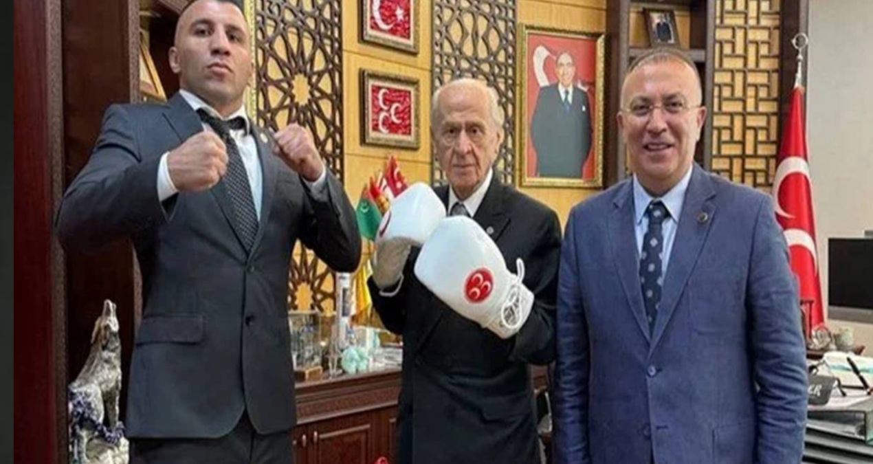 devlet bahceli boks eldivenleriyle poz verdi EiYIncht
