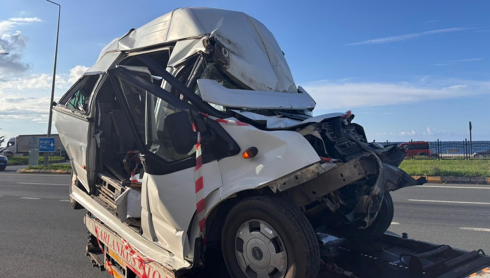 trafik isiklarinda bekleyen minibuse tir carpti 15 yarali 2Ba3l1GJ