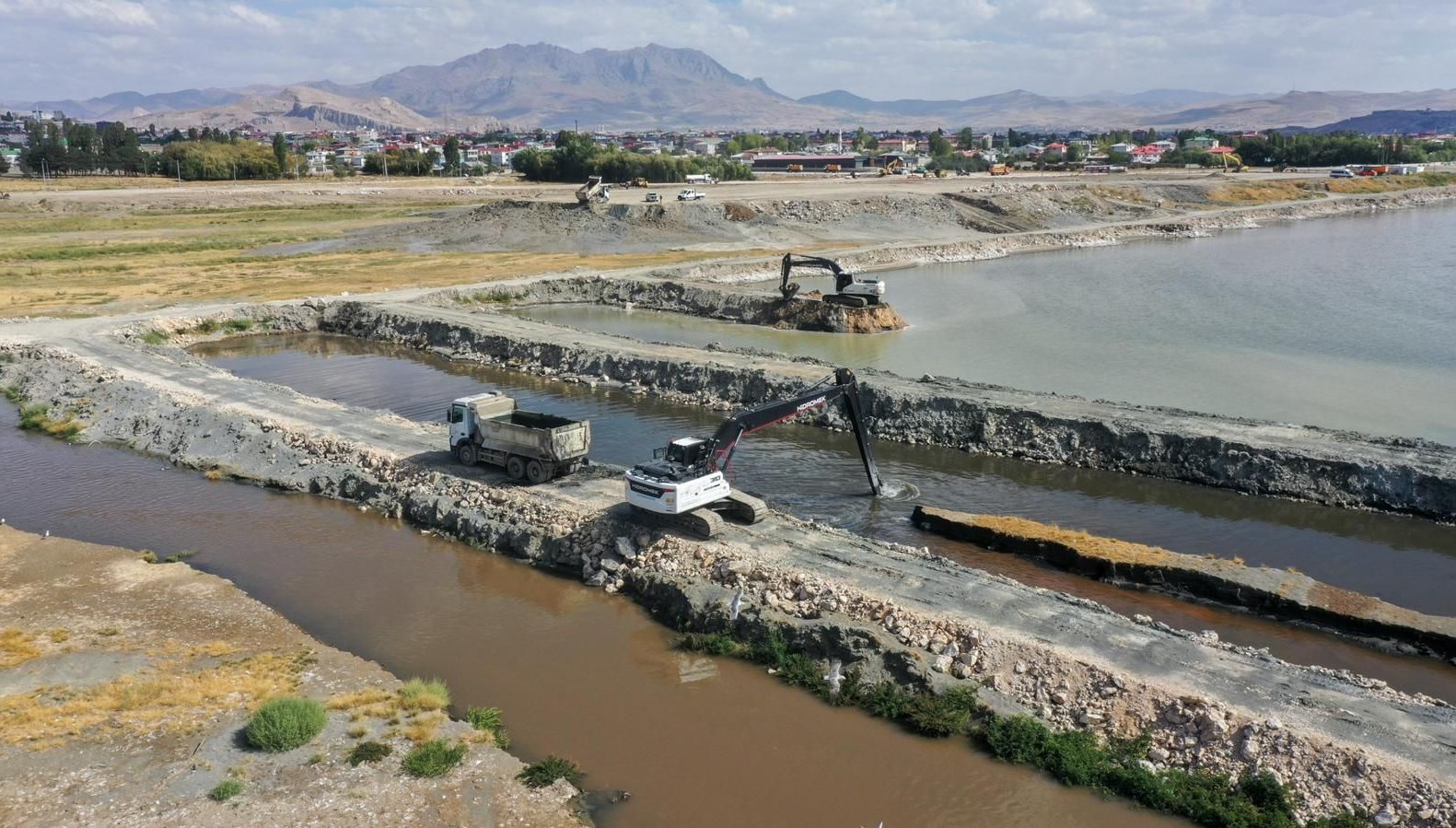 van golunden1 milyon 970 bin metrekup dip camuru ve balcik cikarildi 3aYVTwiP