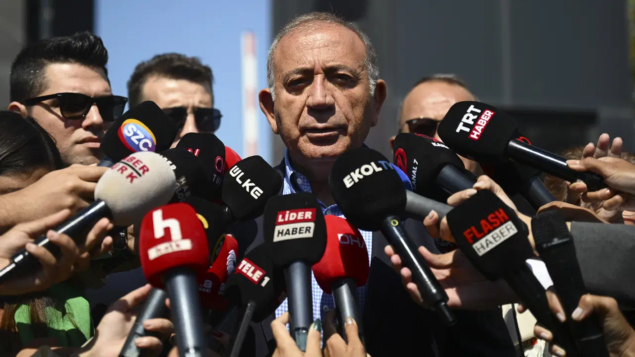 yine chpnin sariyerdeki eski il binasina geldi kayyum gursel tekinden liste aciklamasi arkadaslar binanin temizligini yapmak icin o listeyi vermis Oc91swTp