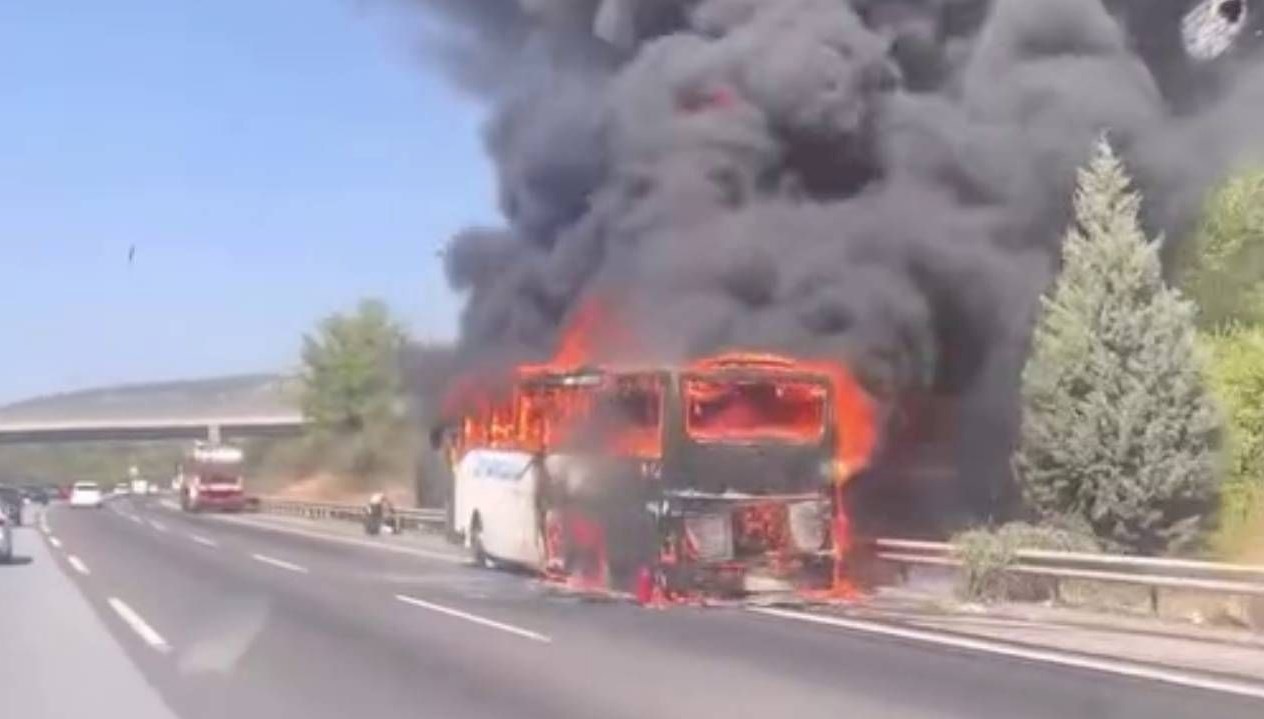 yolcu otobusu alev alev yandi faciadan donuldu MpBnRuSk
