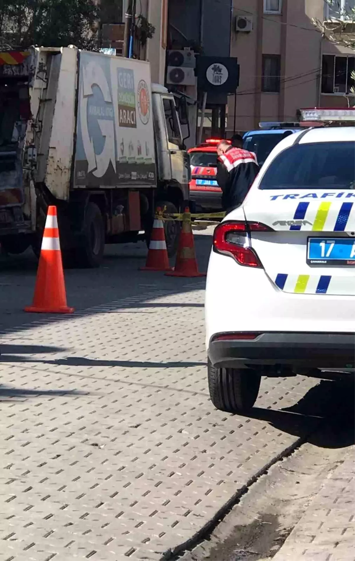 canakkalede yasli adam kamyonun carpmasi sonucu hayatini kaybetti SXMvvA23