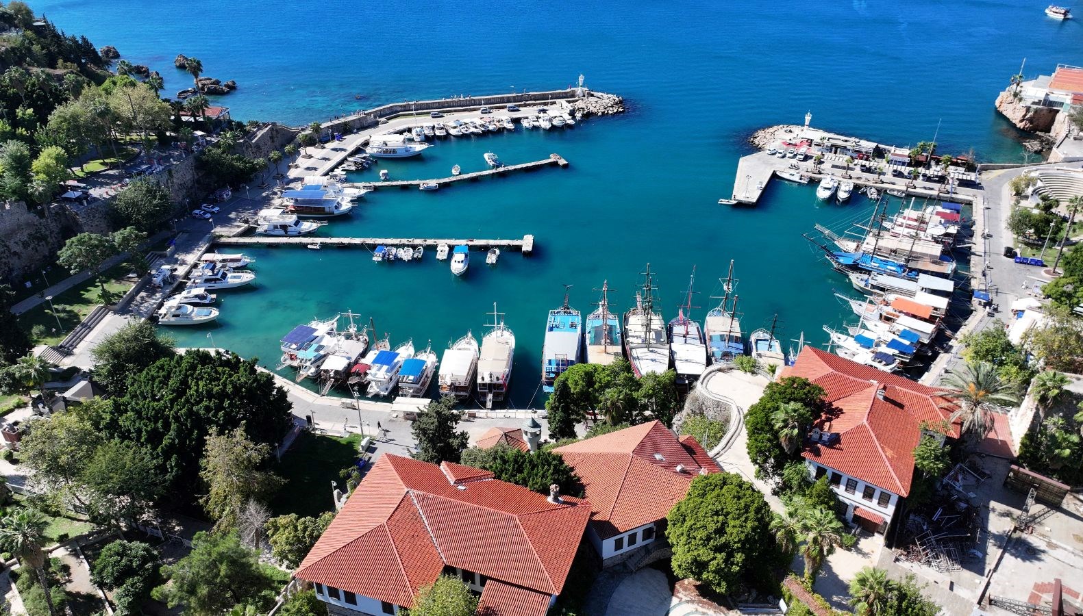 hava sicakligi 28 derece olculen antalyada sahillerde hareketlilik yasandi qQpwPMsE