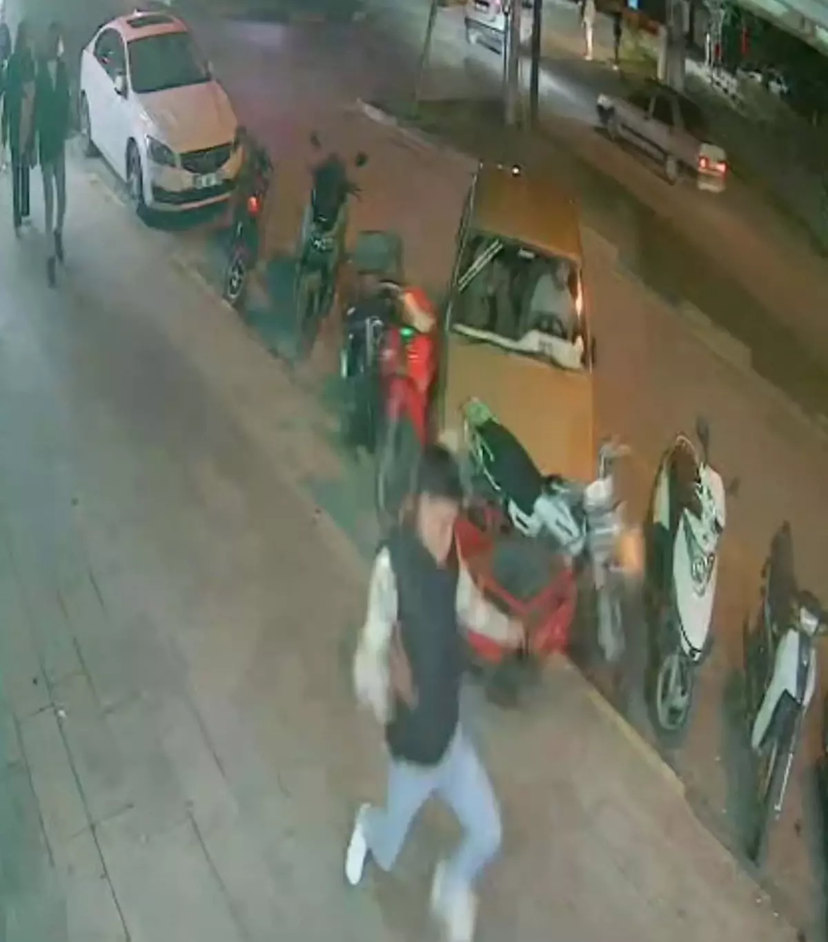 manisada otomobil motosikletlere carpip kacmaya calisti MItSkwUU.jpg