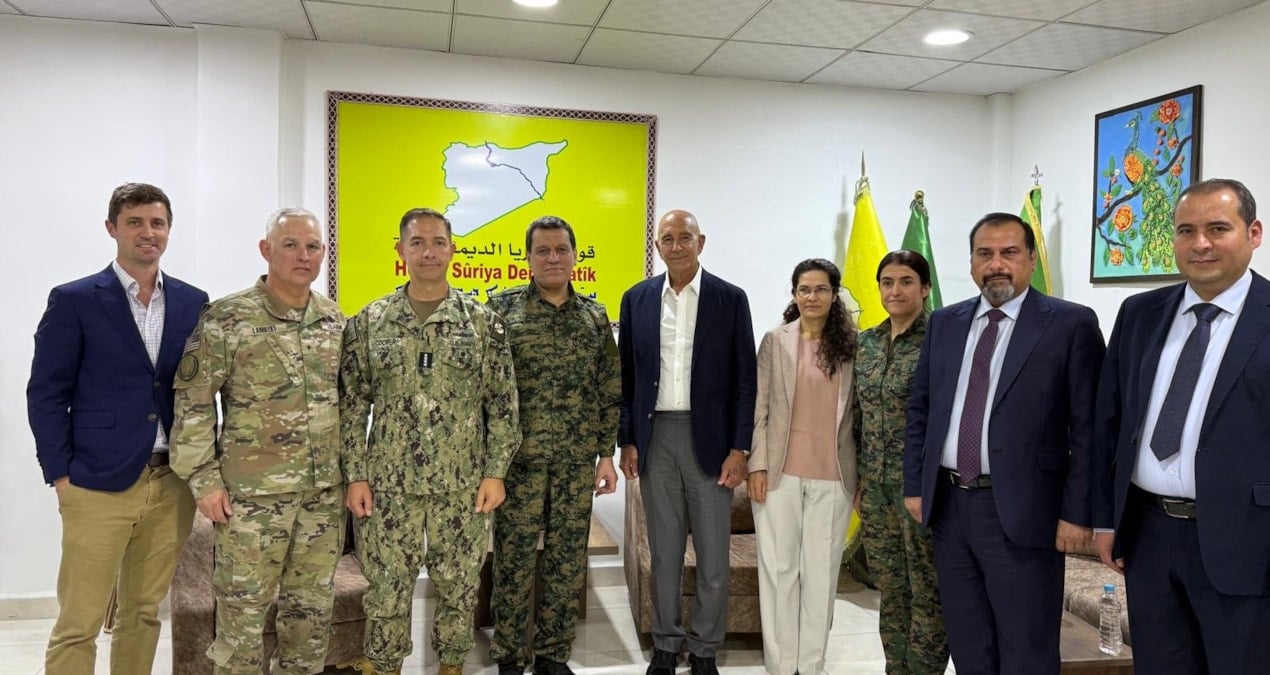 tom barrack sdg karargahinda mazlum abdiyle poz verdi L3ysxPUO