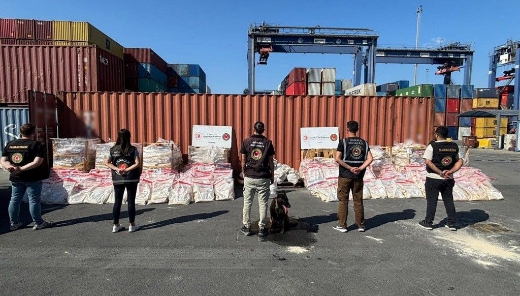 turkiye ile ispanyadan ortak operasyon fosil ununa emdirilmis 17 ton kokain ele gecirildi zeAnUV8G.jpg