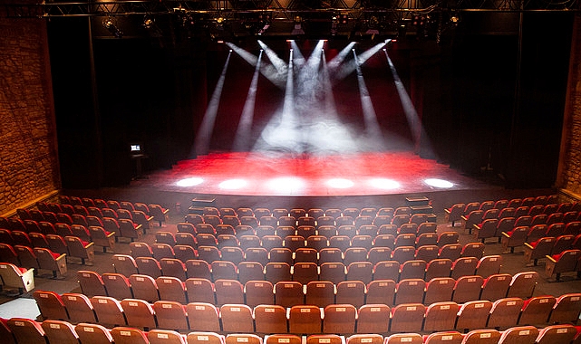 fisekhanede kasim ayi sahne sanatlariyla dolu sawwyi1R.jpg