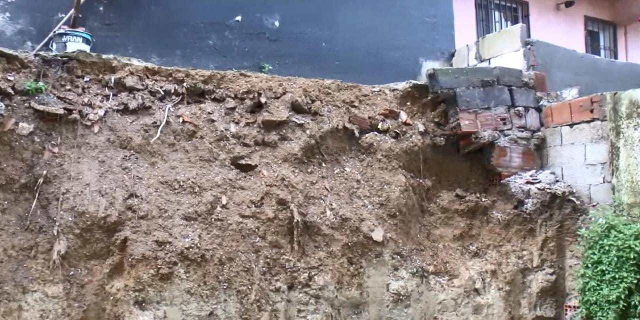 istinat duvari 4 katli binanin uzerine devrildi 2 bina tahliye edildi 81a6C4Pu.jpg