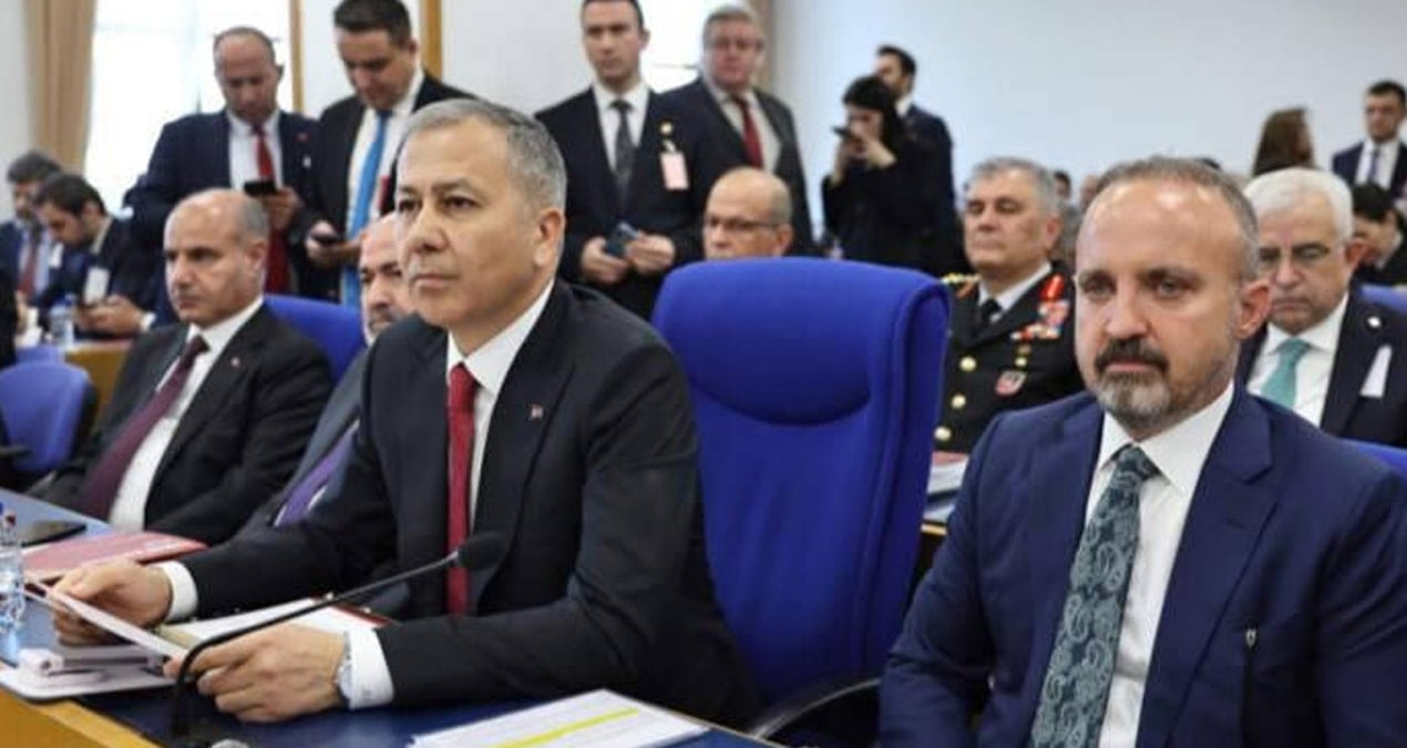 Bakan cenazeye giderken yardımcısını uçağına almadı