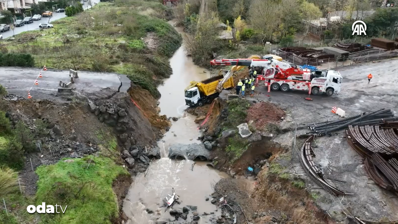 Sarıyer’de yol çöktü: İki araç dereye sürüklendi