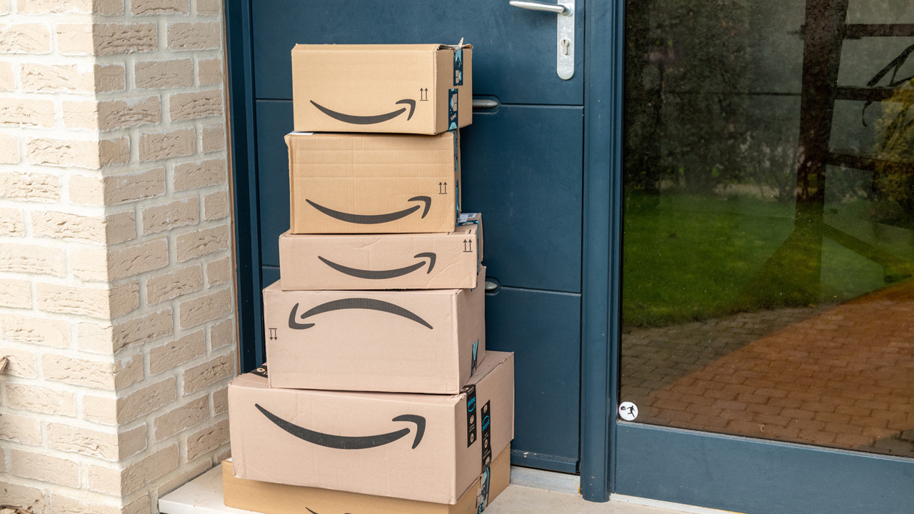 Gizemli kurye trafiği yaşlı kadını canından bezdirdi: Her gün onlarca kutu geliyor