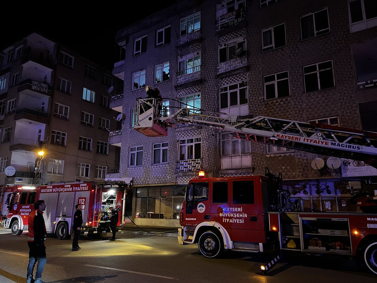 Kayseri’de 4 Katlı Bina Bodrumunda Yangın Çıktı