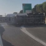 Son dakika buyukcekmecede beton tankeri devrildi yol trafige kapatildi 25bG5jpy